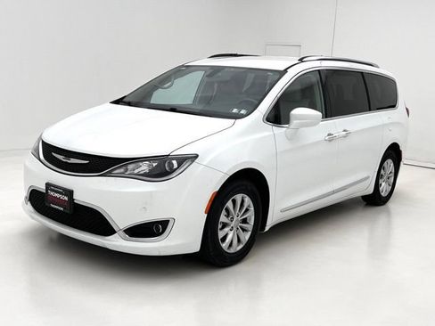 Used 2018 Chrysler Pacifica Touring-L w/ Premium Audio Group FWD image 4