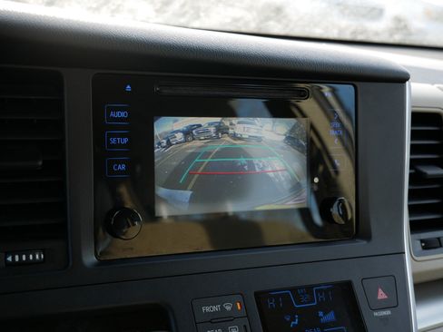 Used 2015 Toyota Sienna L image 28