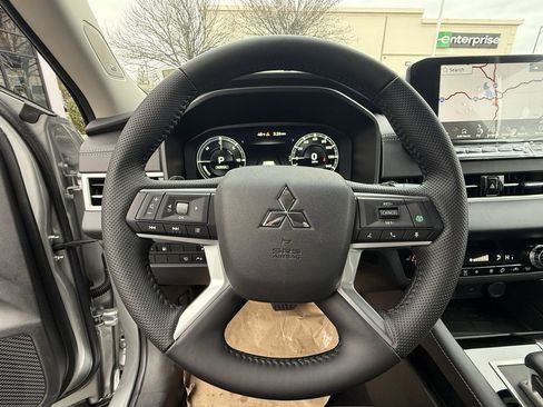 Used 2025 Mitsubishi Outlander SE image 14