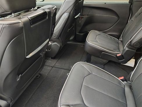 New 2026 Chrysler Pacifica Limited w/ Uconnect Theater Family Group image 31