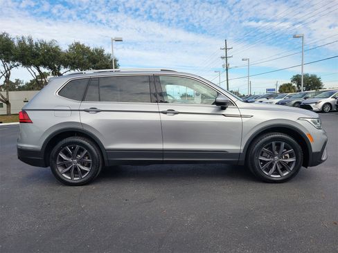 Used 2022 Volkswagen Tiguan SE w/ Panoramic Sunroof Package image 5