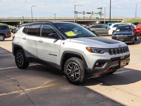 Used 2025 Jeep Compass Trailhawk AWD/4WD image 4