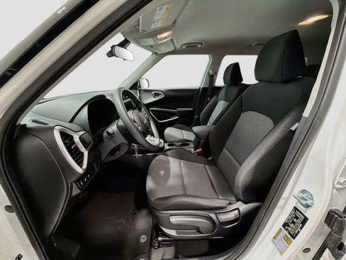 Used 2025 Kia Soul LX w/ LX Technology Package FWD image 18