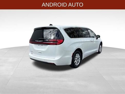 Used 2023 Chrysler Pacifica Touring FWD image 7