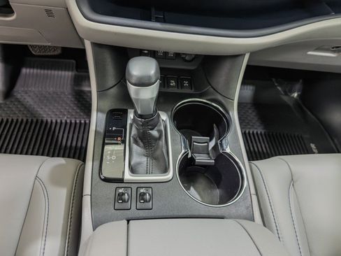 Used 2019 Toyota Highlander XLE AWD/4WD image 38