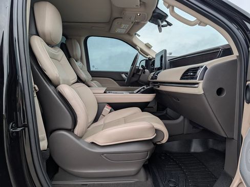 Used 2024 Lincoln Navigator L Reserve AWD/4WD image 12