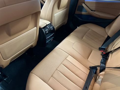 Used 2023 BMW 530e w/ Premium Package image 4