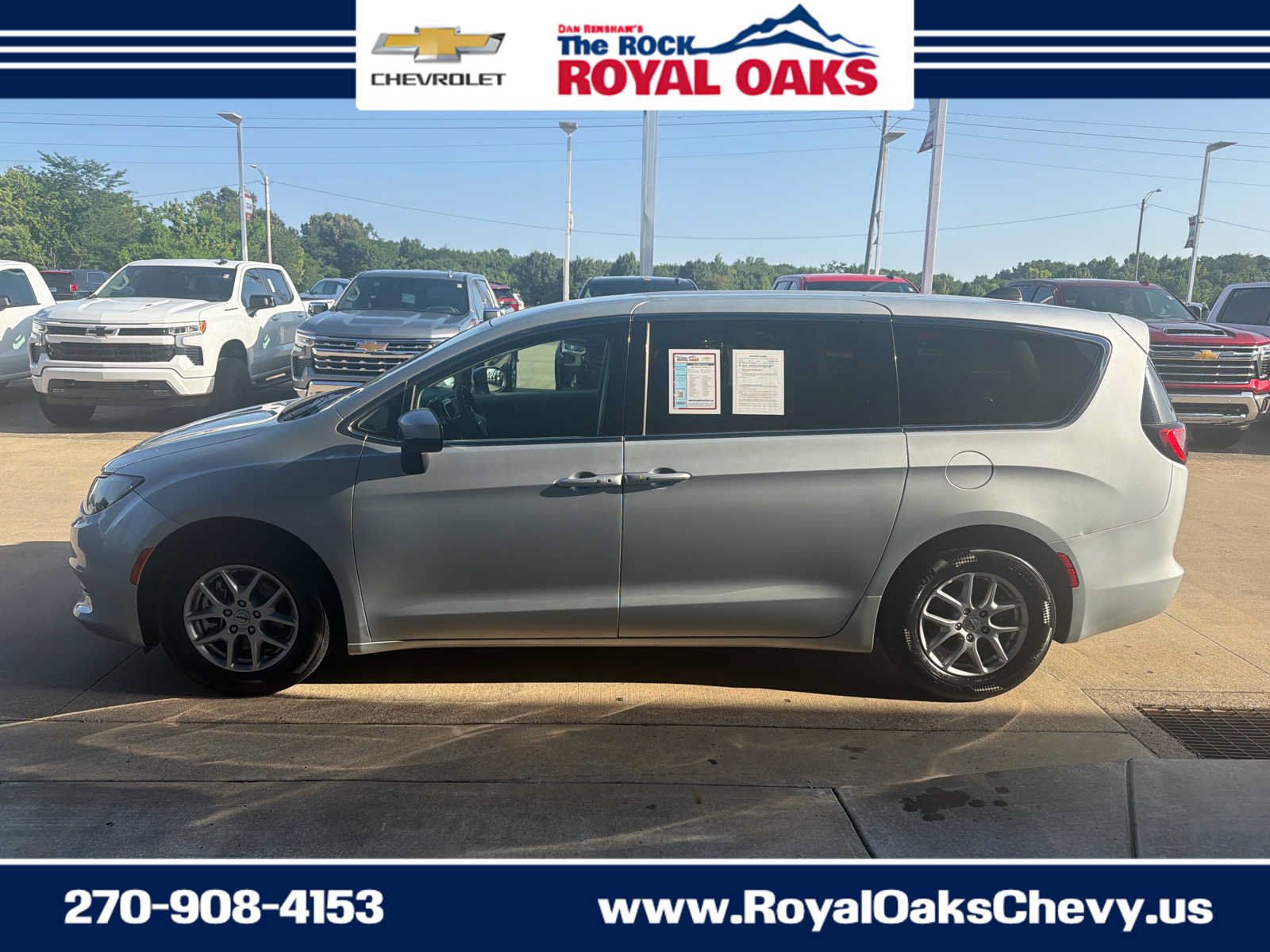 Used 2023 Chrysler Voyager LX FWD image 2