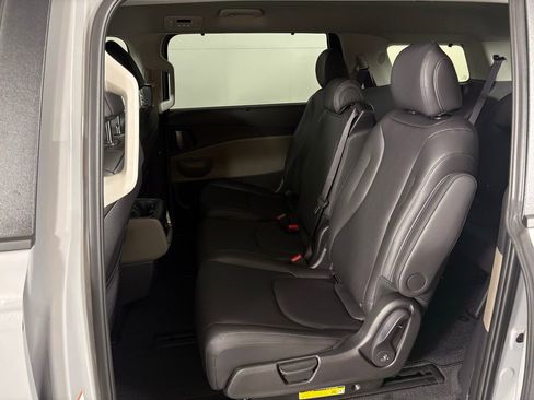 New 2026 Kia Carnival EX FWD image 38