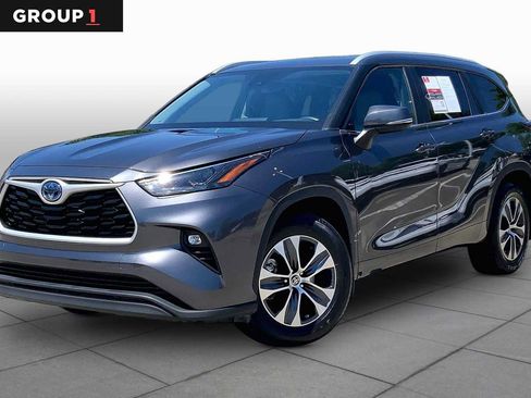 Used 2024 Toyota Highlander XLE FWD image 1