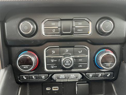 Used 2021 Chevrolet Suburban High Country AWD/4WD image 15