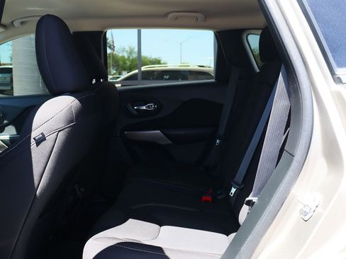 Used 2017 Jeep Cherokee Latitude w/ Comfort/Convenience Group image 34