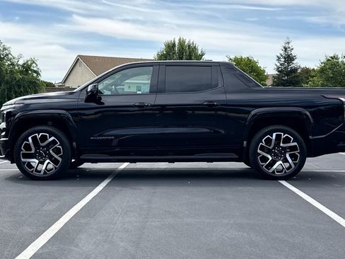 Used 2025 Chevrolet Silverado EV RST AWD/4WD image 14