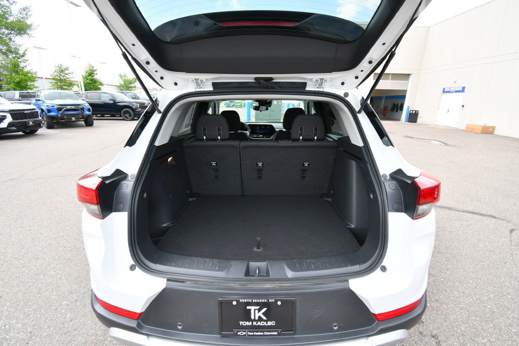 Used 2024 Chevrolet TrailBlazer LT w/ LT Cold Weather Package FWD image 7