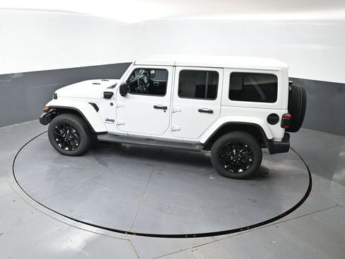Used 2025 Jeep Wrangler Unlimited Sahara AWD/4WD image 19