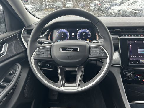 Used 2023 Jeep Grand Cherokee Laredo image 10