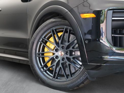 Used 2025 Porsche Cayenne GTS AWD/4WD image 3