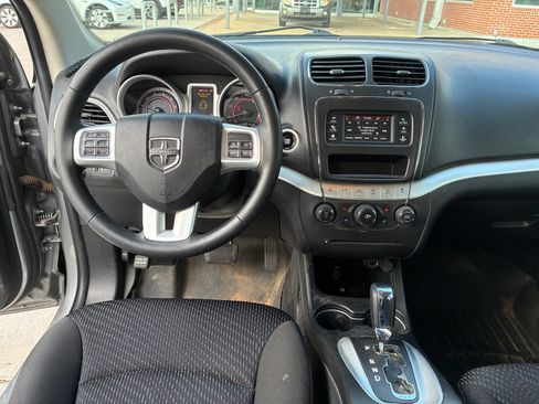 Used 2019 Dodge Journey SE w/ Connectivity Group FWD image 4