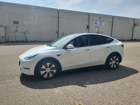Used 2022 Tesla Model Y Long Range AWD/4WD image 22
