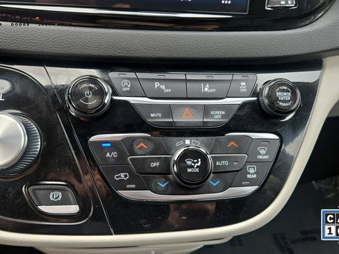 Certified 2024 Chrysler Pacifica Touring-L FWD image 16