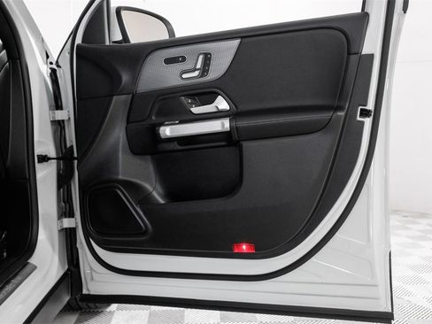 Used 2020 Mercedes-Benz GLB 250 w/ Premium Package image 47