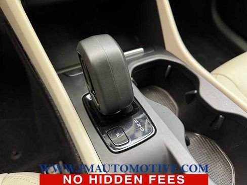 Used 2022 Volvo XC40 T5 Momentum w/ Climate Package image 31