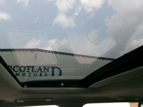 Used 2025 Hyundai Venue SEL FWD image 15