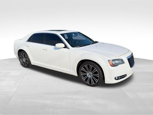 Used 2014 Chrysler 300 S RWD image 8