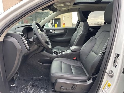 Certified 2025 Volvo XC40 B5 Core image 15