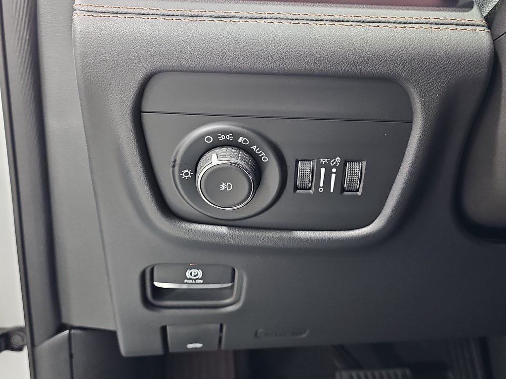 Used 2024 Jeep Grand Cherokee Summit AWD/4WD image 28