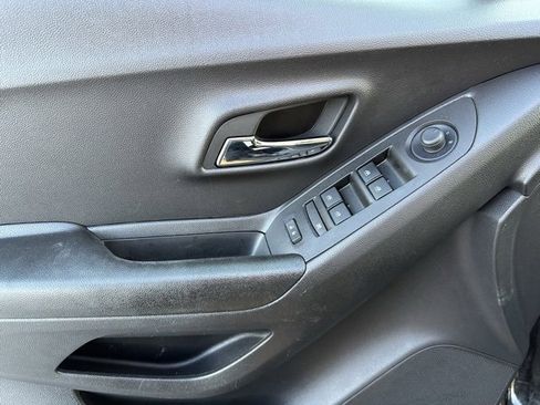 Certified 2022 Chevrolet Trax LT w/ LT Convenience Package image 3