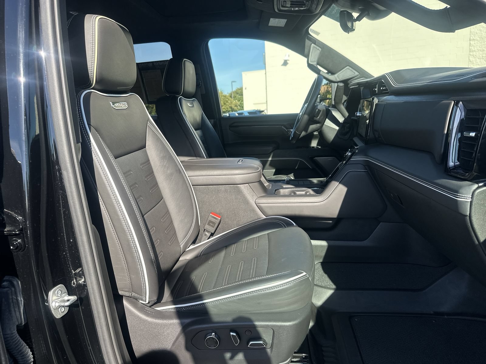 Used 2025 GMC Sierra 2500 AT4X AWD/4WD image 22
