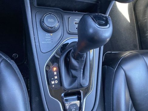 Used 2021 Jeep Cherokee Latitude Plus AWD/4WD image 19