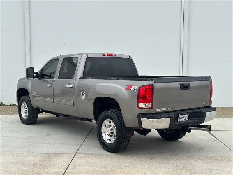 Used 2007 GMC Sierra 2500 SLE w/ Z71 Off-Road Package AWD/4WD image 3