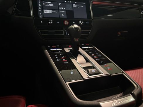 Certified 2025 Porsche Macan image 15