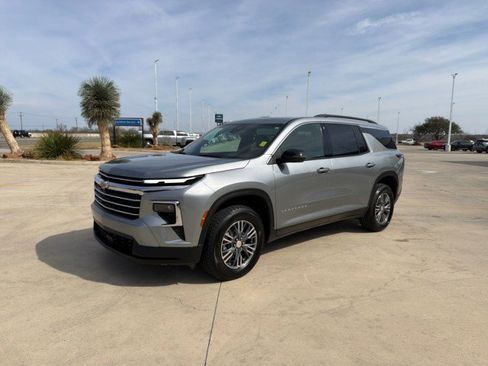 Used 2025 Chevrolet Traverse LT image 3