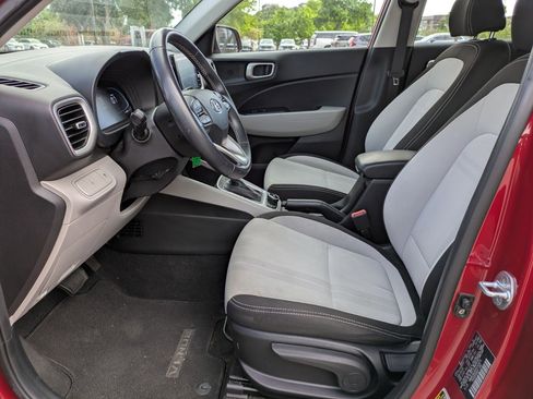 Used 2023 Hyundai Venue SEL image 6