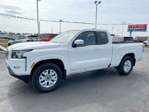 Used 2024 Nissan Frontier SV w/ SV Convenience Package RWD image 2