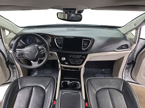 Used 2024 Chrysler Pacifica Limited image 9