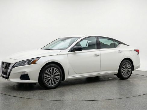 Used 2025 Nissan Altima 2.5 SV FWD image 3
