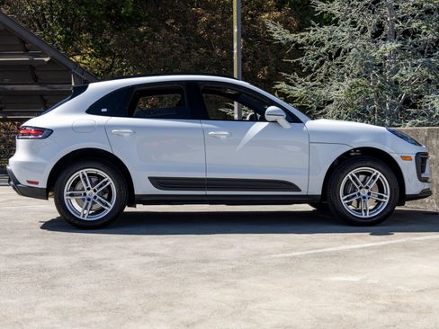 Certified 2026 Porsche Macan AWD/4WD image 12