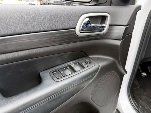 Used 2019 Jeep Grand Cherokee Laredo image 13