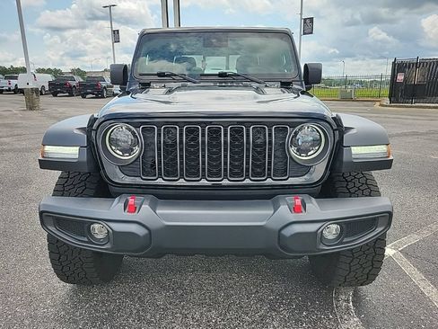 Used 2024 Jeep Gladiator Rubicon w/ Convenience Group AWD/4WD image 2