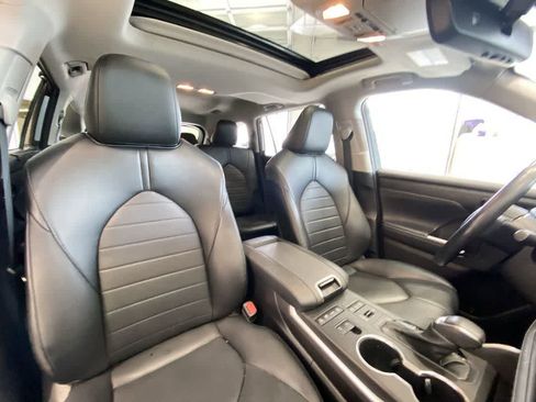 Used 2021 Toyota Highlander XLE AWD/4WD image 28