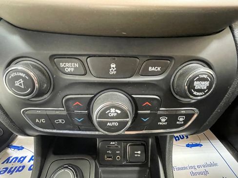 Used 2017 Jeep Cherokee Limited AWD/4WD image 23