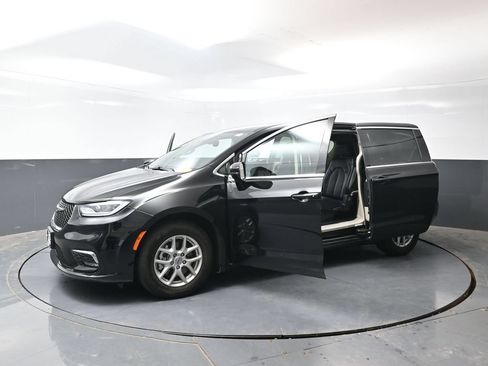 Used 2024 Chrysler Pacifica Touring-L FWD image 57