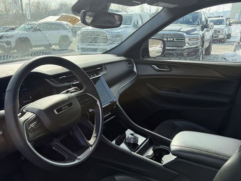 Used 2023 Jeep Grand Cherokee Altitude image 9