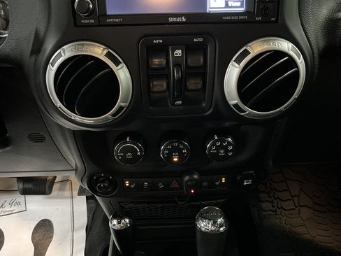 Used 2017 Jeep Wrangler Unlimited Rubicon AWD/4WD image 14