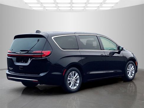 New 2026 Chrysler Pacifica Select image 7