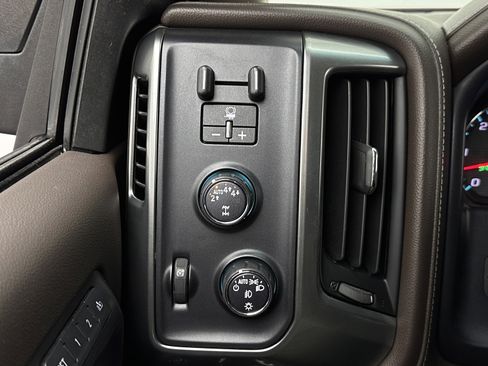 Used 2018 Chevrolet Silverado 1500 LTZ Z71 image 19